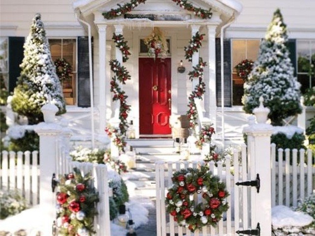 Новогоднее украшение дома снаружи своими руками (65 фото)
