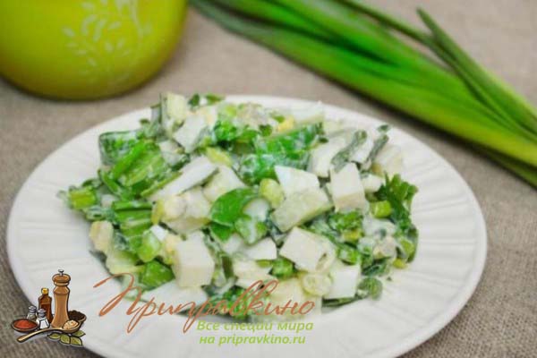 Рецепт салата с черемшой, картофелем, огурцами и сметаной