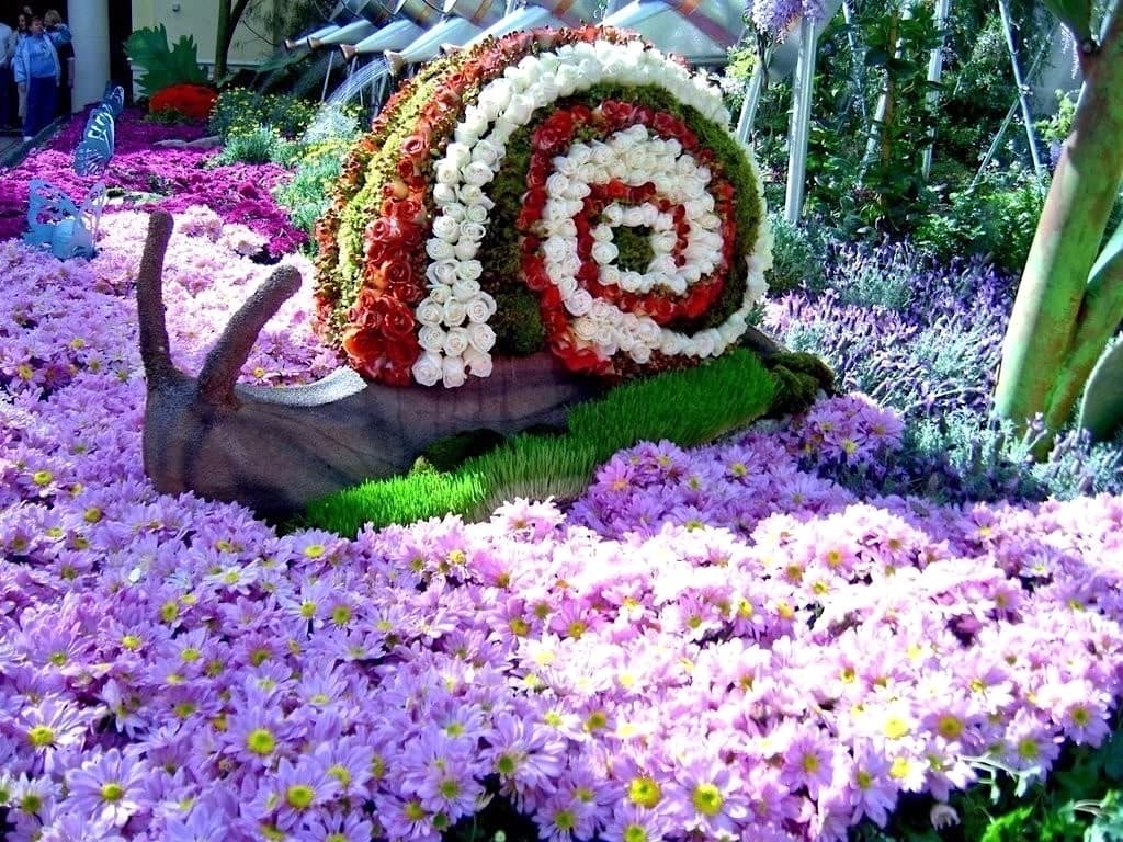 Улитка, ползущая по цветочной поляне, обеспечит вашему придомовому участку совершенно фантастический вид