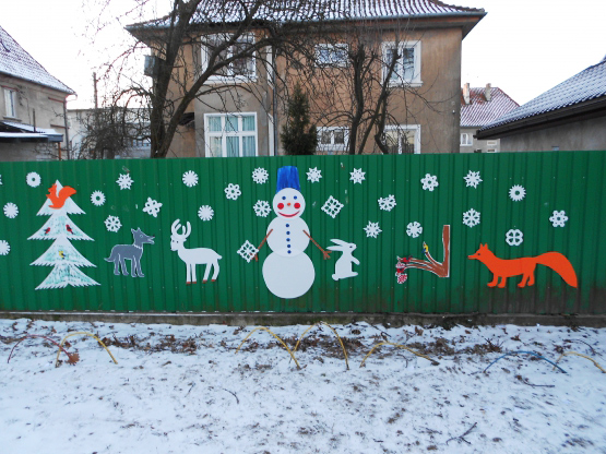 Как украсить забор к Новому году (более 30 фото)