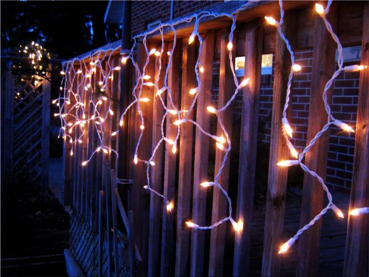 Как украсить забор к Новому году (более 30 фото)